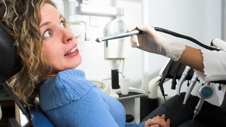 Žena sa izrazom straha u zubarskoj stolici – prikaz straha od zubara